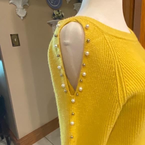 Yellow gold sweater with cold shoulders and peat & silver beading on the sleeves - Picture 4 of 8